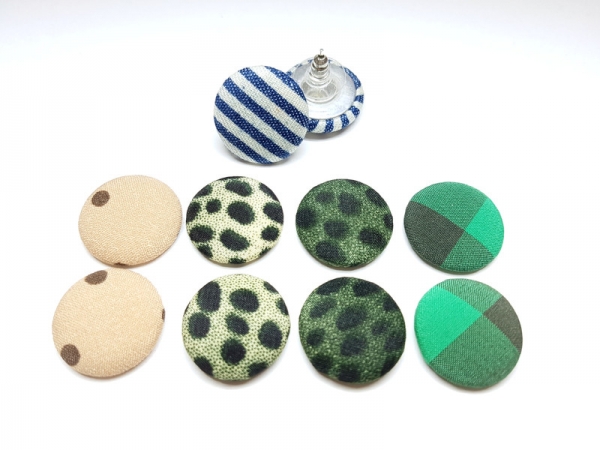 grüne Stoff Knopf Ohrstecker Button Muster